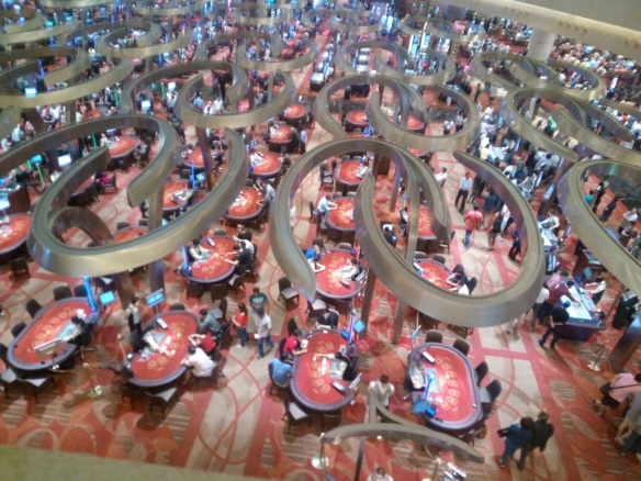 Une salle des marchés ? Non… un des trois étages du Casino du Marina Bay Sand…